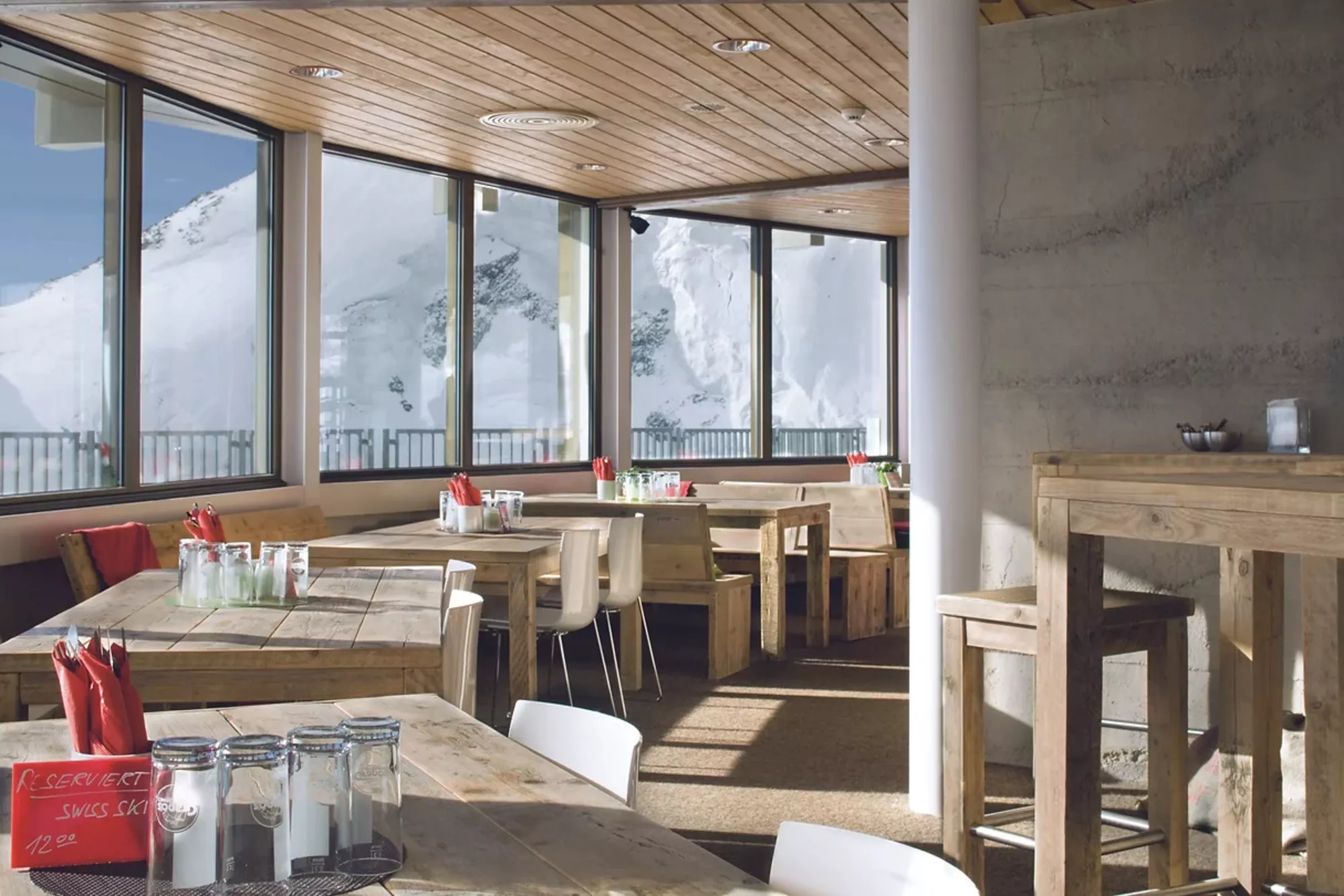 Ein gut besuchtes Restaurant mit massiven Bauholztischen, die der täglichen Nutzung standhalten.