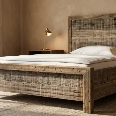 Gemütliches Massivholzbett aus recyceltem Altholz von BAUHOLZ design in einem warmen, modernen Schlafzimmer