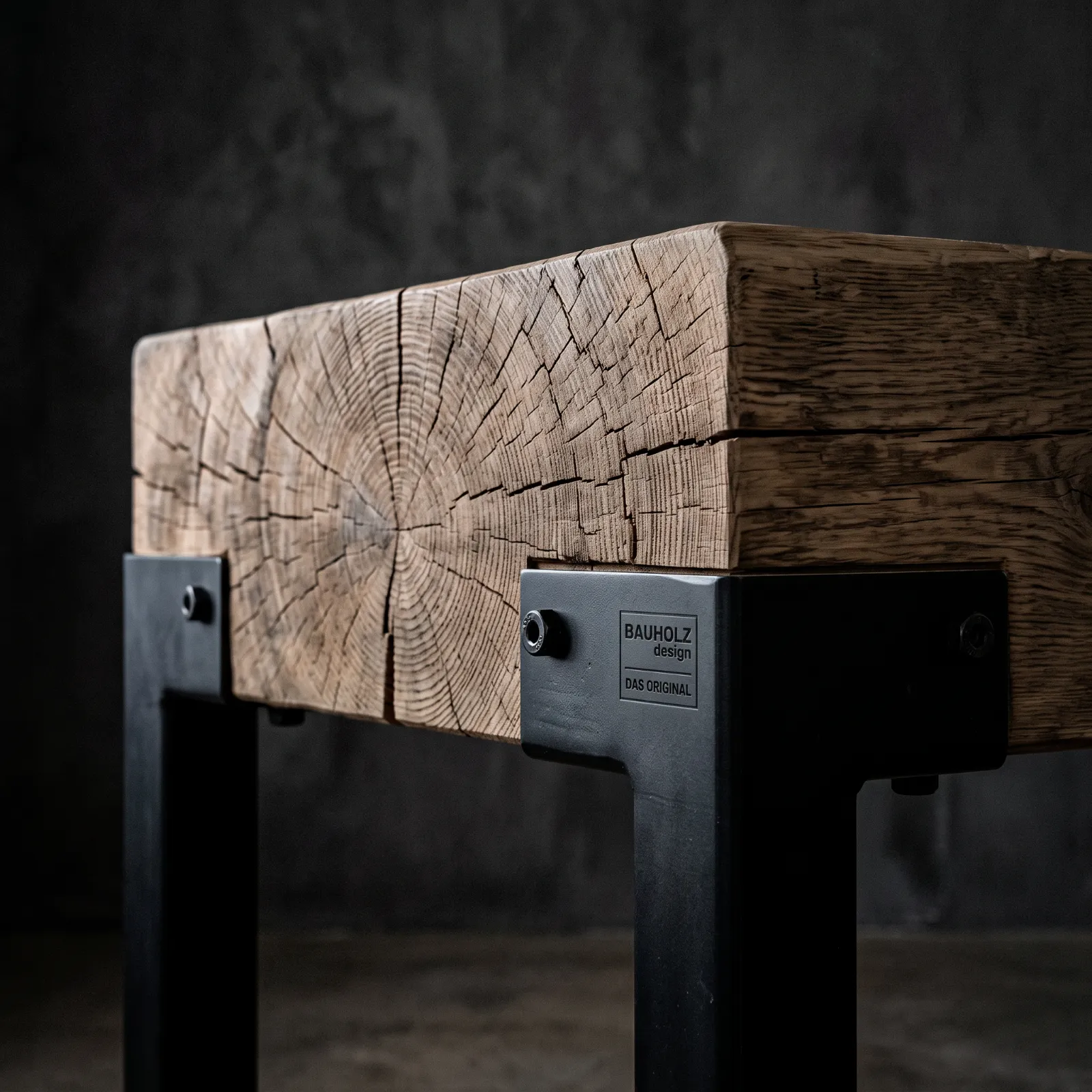 Nahaufnahme der Metallverbindung und des massiven Holzblocks vom Couchtisch Modell Moe.Metall