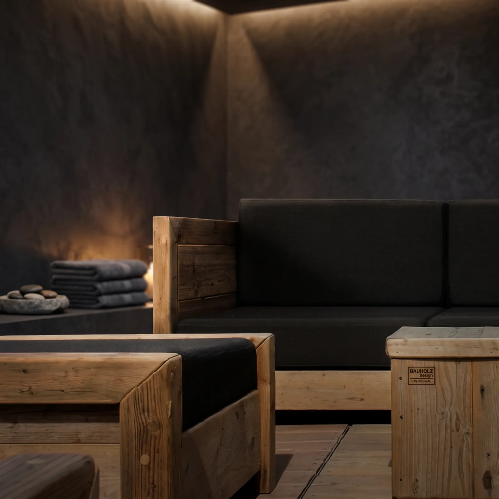 Detailaufnahme der Lounge-Möbel aus massivem Altholz von BAUHOLZ design in einem luxuriösen, dunklen Spa-Bereich