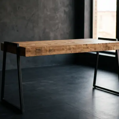 Moderner Stehtisch aus massivem Altholz mit schwarzem Metallgestell von BAUHOLZ design in einem dunklen Loft-Ambiente